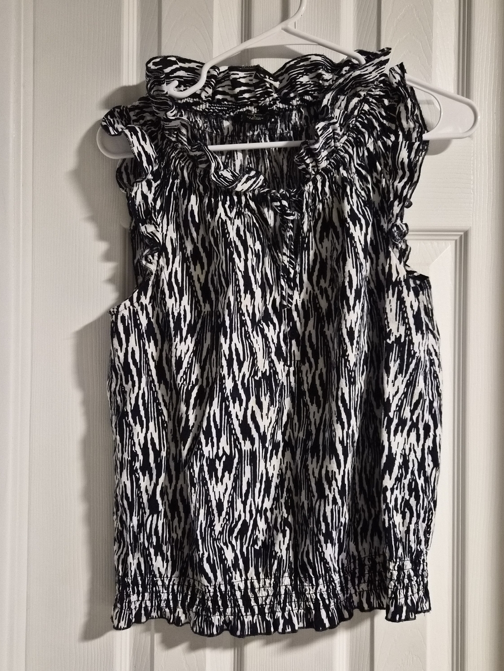 Valerie Bertinelli Sleeveless Ruffle Neck Smocked Hem Top Blue White Womens Lg